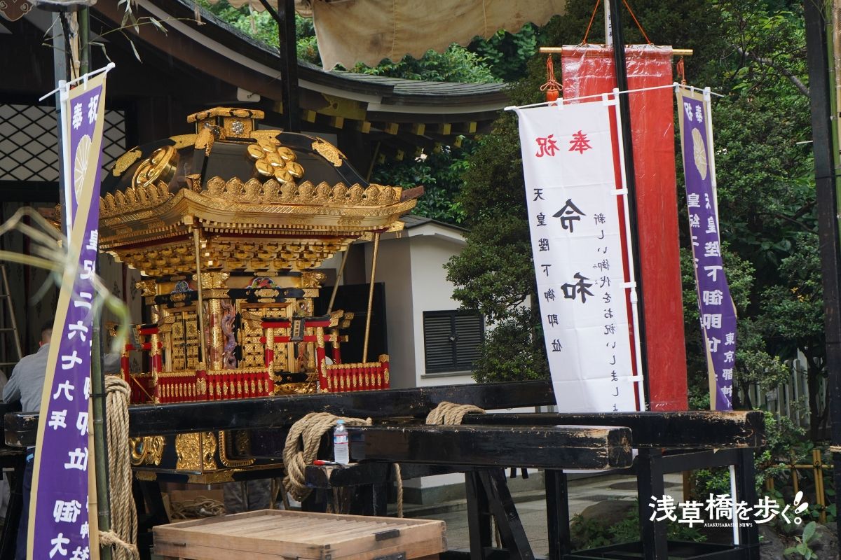 千貫神輿 渡御のロックさでも有名 鳥越祭りの鳥越神社で例大祭御朱印を頂いてきた 浅草橋を歩く