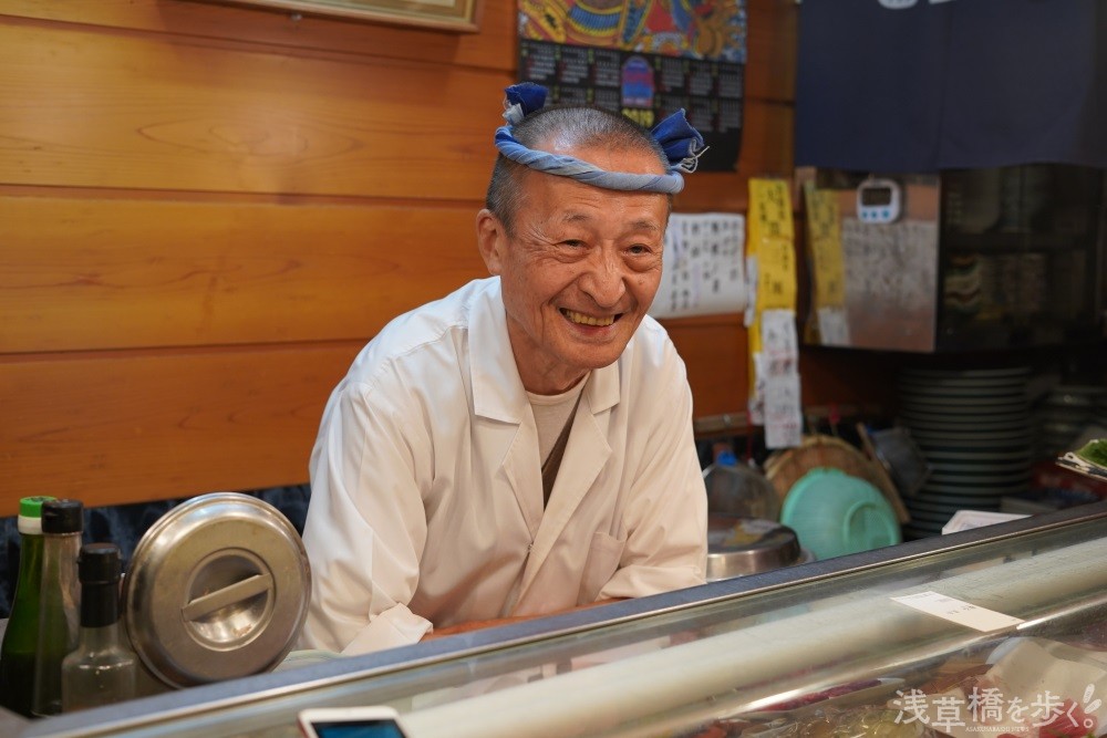 「まさかこの年まで続くとは思ってなかったけど、今でも寿司を握るのは楽しいよ」と相好を崩す大山さん。
