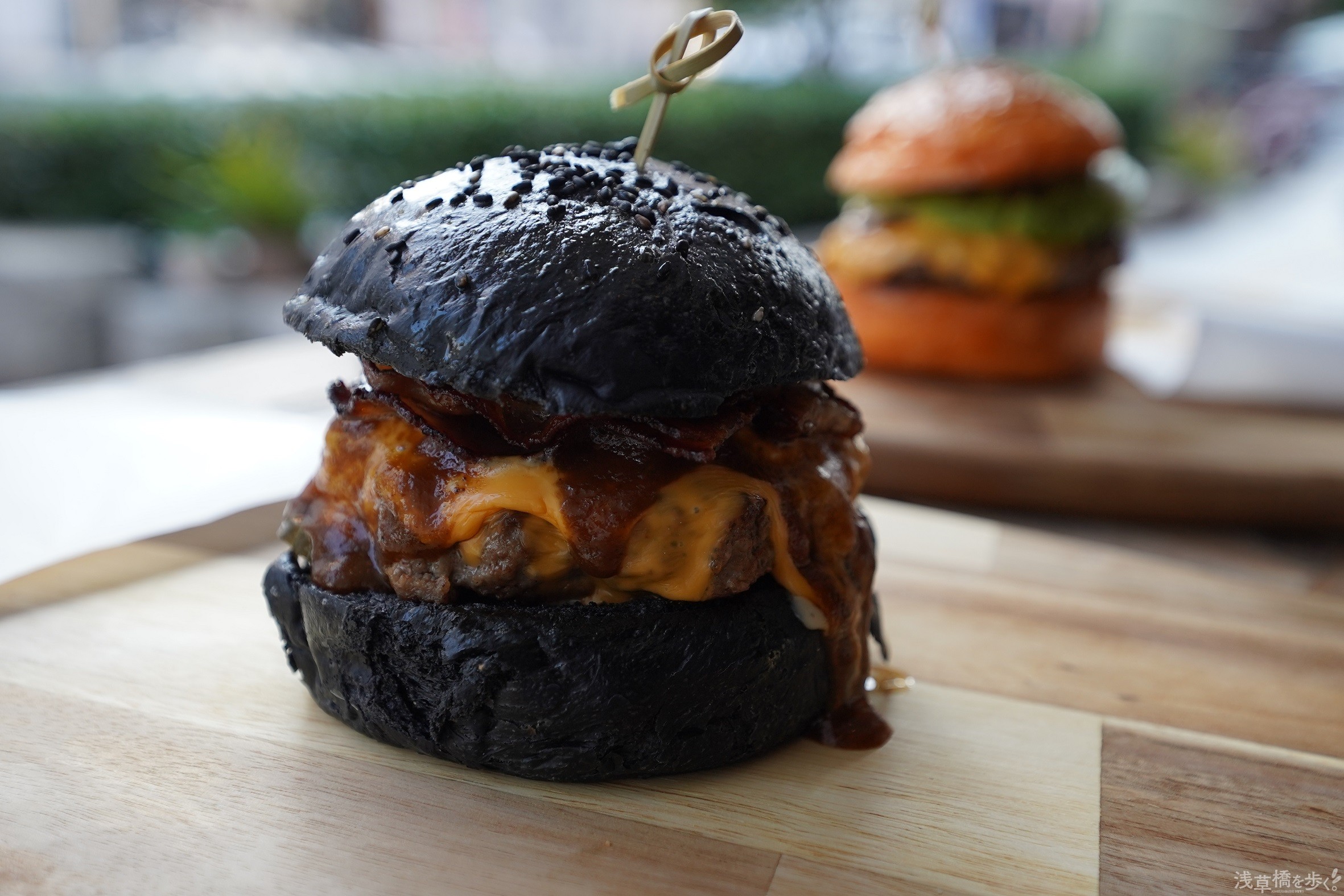 閉店】看板犬＆猫がお出迎え！「81BURGER」の自家製バーガーは
